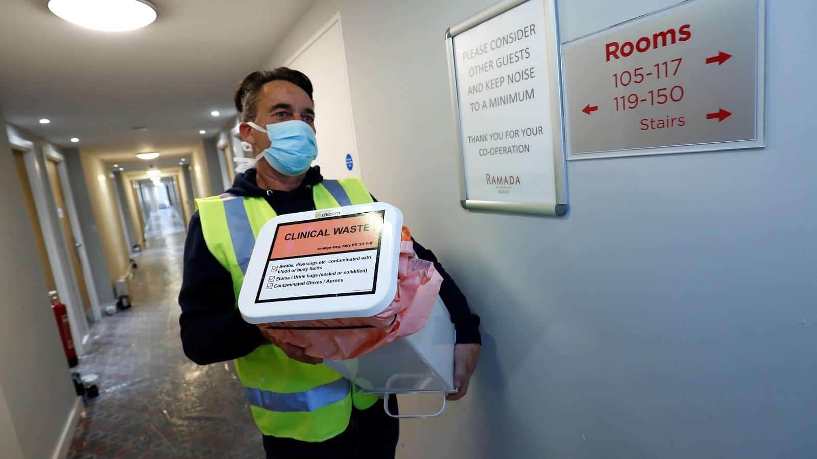 hombre-mascarilla-lleva-material-sanitario-pasillios-hotel-1922909
