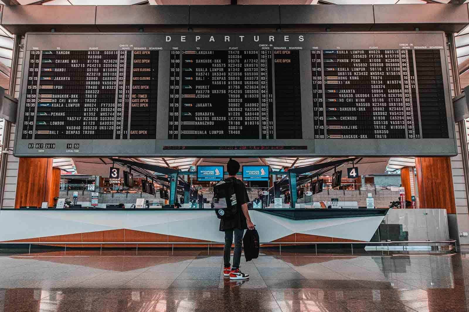 departures-airport-aeropuerto-daniel-lim-unsplash