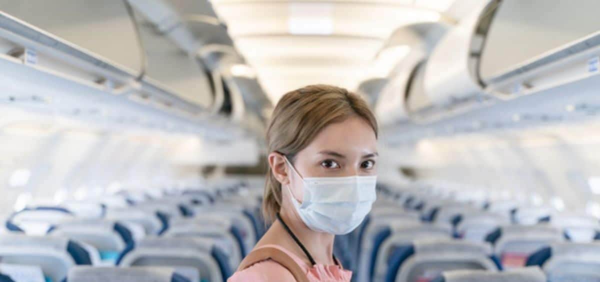 mujer-con-mascarilla-en-el-interior-de-un-avion