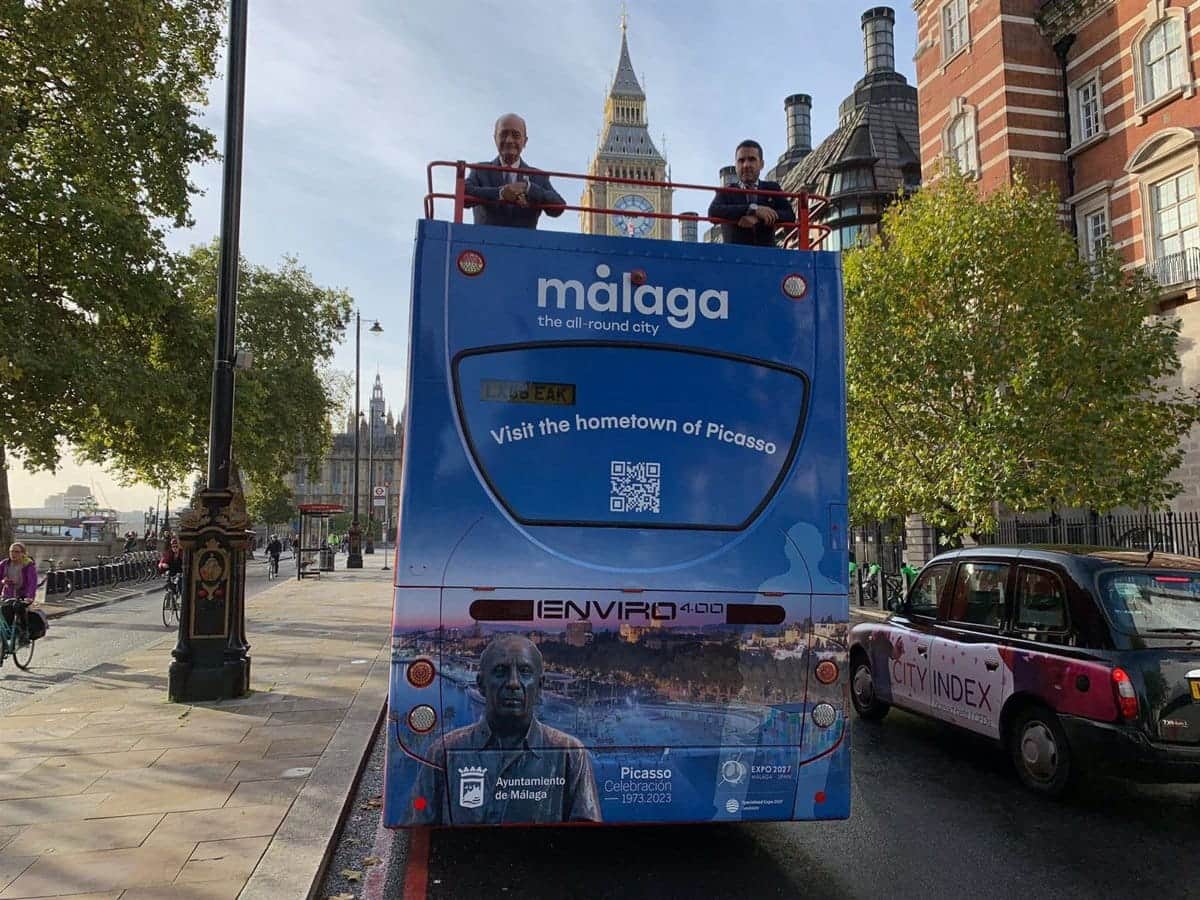 El alcalde de Málaga, Francisco de la Torre, junto con el concejal de Turismo, Jacobo Florido, en Londres