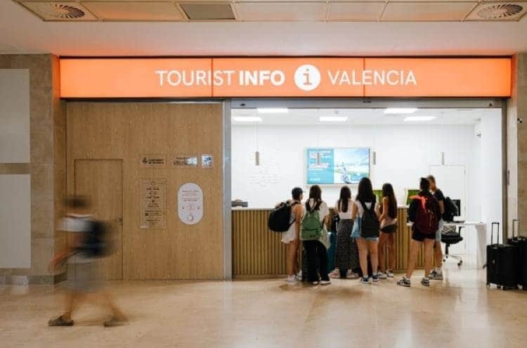 Valencia-inaugura-oficina-información-turística-aeropuerto-2