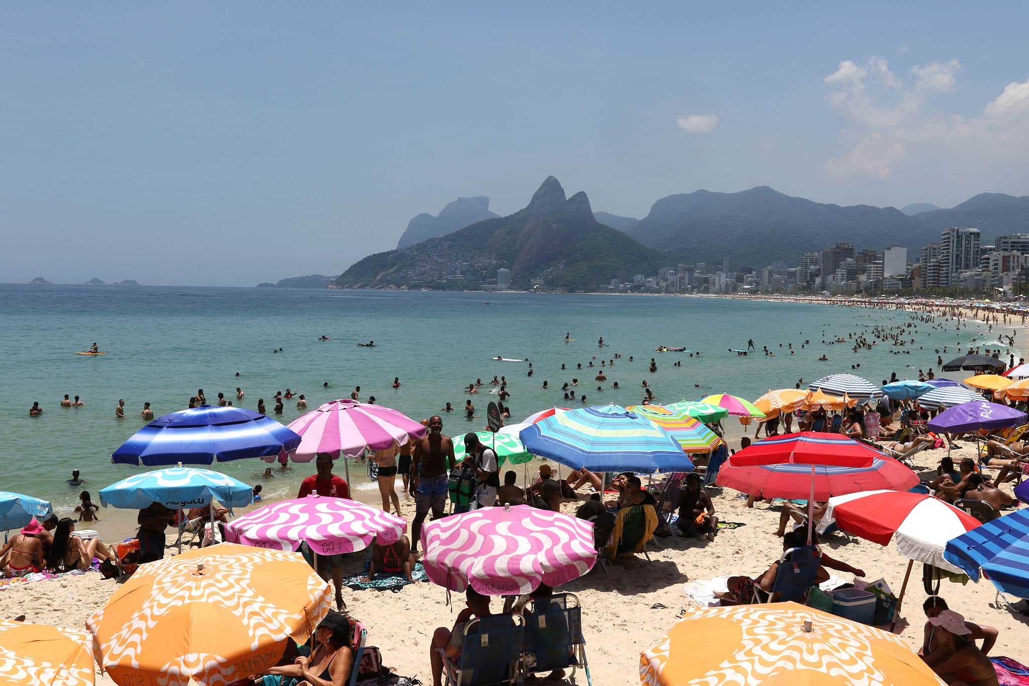 Arpoador e praia de Ipanema tomadas por banhistas nesta segunda-feira e sol intenso no verão carioca.