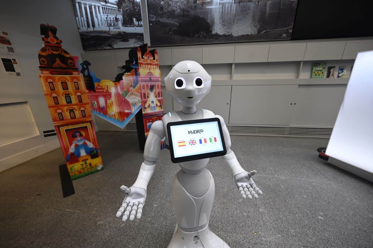 Madrid presenta a Pichi, un robot que recibe en 3 idiomas a los turistas que llegan a la ciudad-0