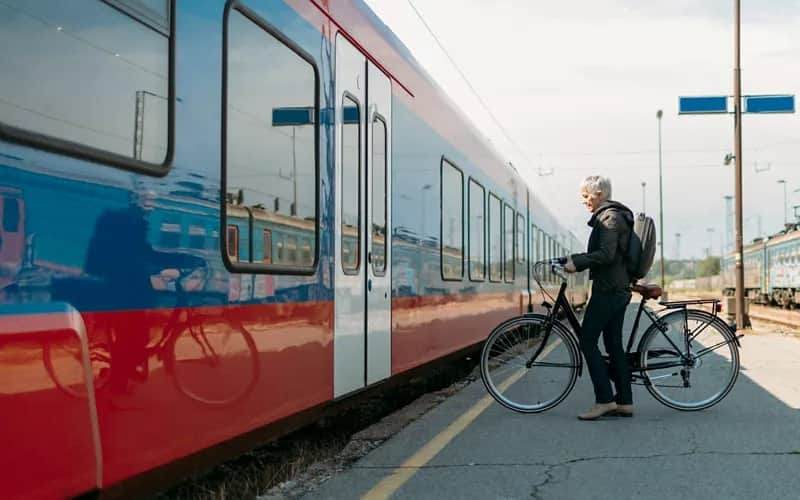 Italia alienta el cicloturismo con 27.000 plazas para bicicletas disponibles en trenes regionales e interurbanos
