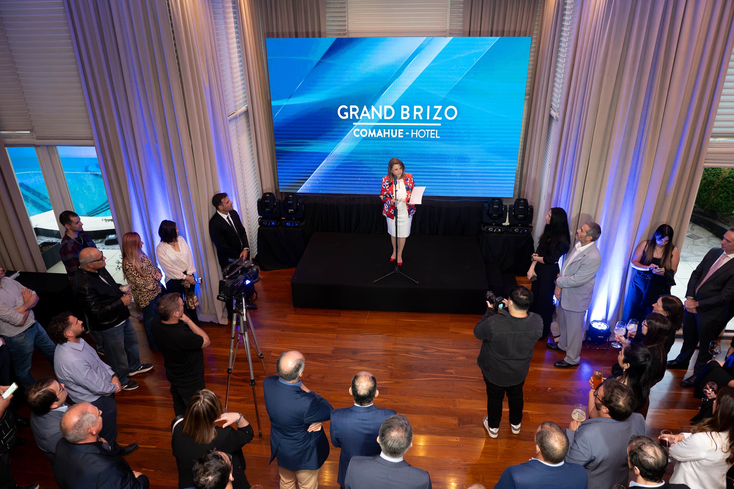 Claudia Álvarez Argüelles dando la bienvenida en el evento de anuncio de la nueva identidad del Hotel Grand Brizo Comahue
